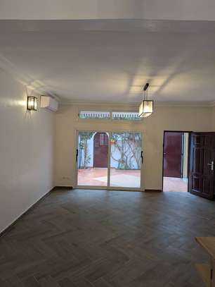 À LOUER – Une Petite Villa R+1 à Ngor image 3