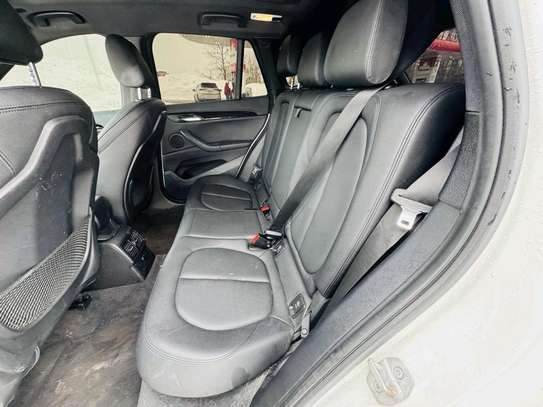 BMW X1 SUV compact blanc capot noir image 6