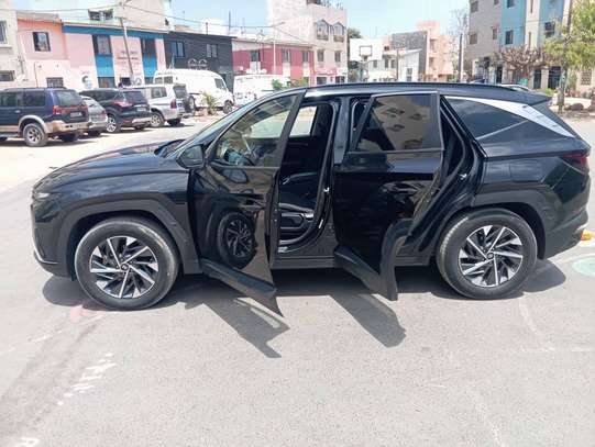 Hyundai Tucson 2025 noir et spacieux image 2