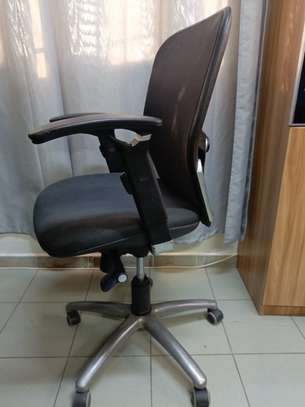 Chaise de bureau ergonomique noire réglable avec roulettes image 1