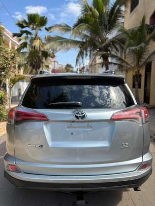TOYOTA RAV 4 XLE ANNÉE 2017 image 6