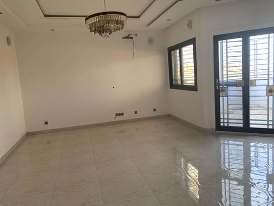 Villa d'angle R+1 à louer aux Almadies image 3