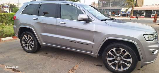 Jeep Grand Cherokee SUV argent spacieux et robuste image 1