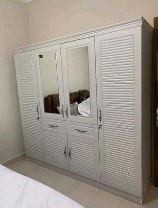 Armoire marron blanc et noire image 2