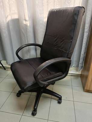 Fauteuil de bureau noir réglable avec accoudoirs image 1