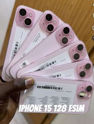 iPhone 15 128 Go Rose eSIM intégré image 1