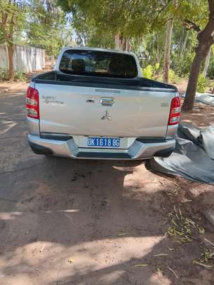 Mitsubishi L200 pick-up argent robuste polyvalent image 2