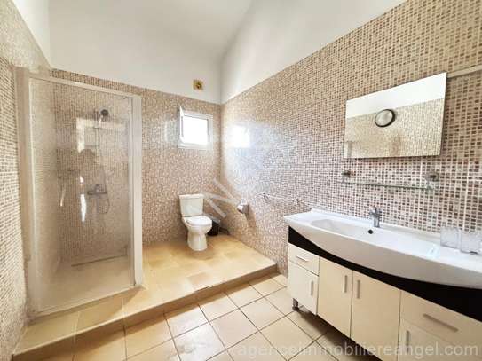 Ref_1770_PL belle villa en R+1 à Yoff Océan Pied dans l'eau. image 11