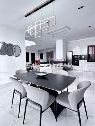 À Vendre – Appartement Duplex F4 de 290m2 ,aux Almadies image 4