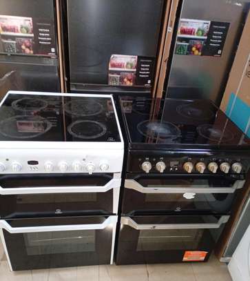 Cuisinière 4 plaque vitrocerame four ventilé Indesit 60/60 image 1