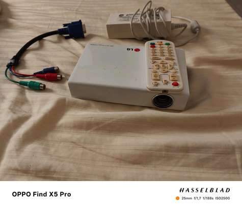 Mini Projecteur de marque LG HDMI ultra moderne image 2
