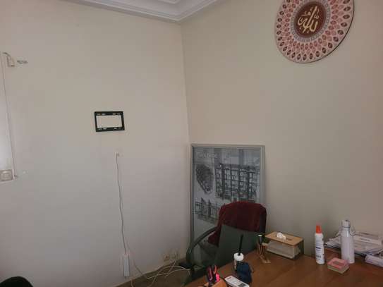 Bureau une pièce à louer par mois image 4
