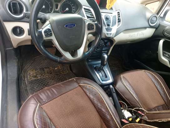 Ford Fiesta compacte blanche économique image 6