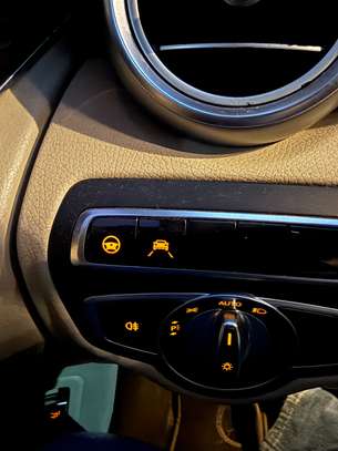 Mercedes glc 300 image 9