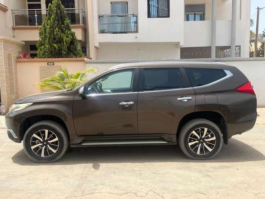 Mitsubishi pajero Diesel Full option image 3