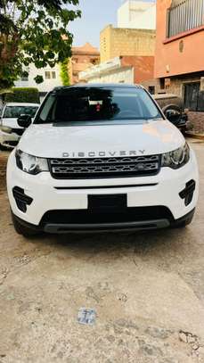 Land Rover Discovery Sport blanc jantes noires SUV image 1