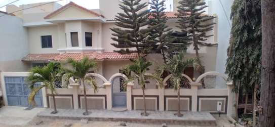 Belle villa R+1a vendre aux Almadies  Dakar image 2