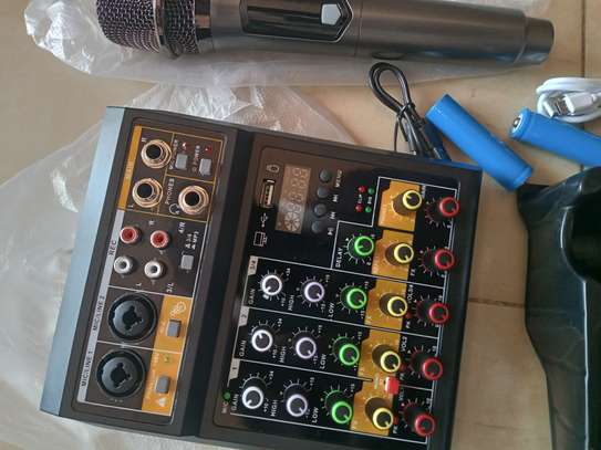 Table de mixage professionnelle avec 2 microphones image 6