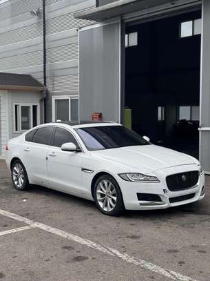 Jaguar XF berline luxe blanc performance image 2
