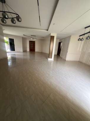Jolie villa F7 avec piscine aux Almadies image 4