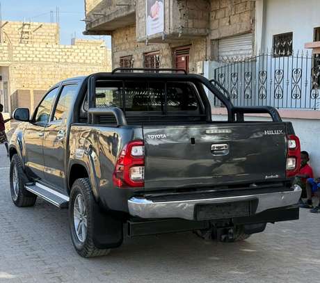 Toyota hilux invincible 2017 image 4