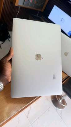Mac book pro touch bar 2019 i9 image 2