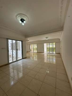 VILLA  R+1   A  LOUER  A FENETRE MERMOZ image 4