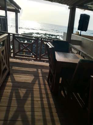 CHIC RESTAURANT PIED DANS L'EAU À VENDRE AUX ALMADIES image 3