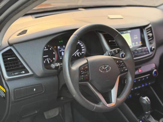 Hyundia Tucson image 10