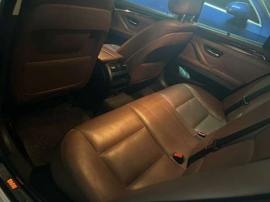 BMW Série 5 Blanc Puissant et Confortable image 4