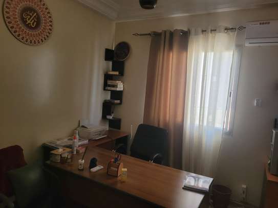 Bureau une pièce à louer par mois image 2