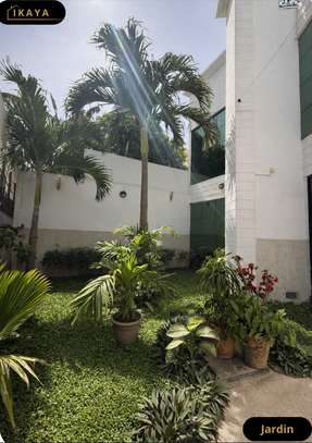 Villa de prestige R+2 aux Almadies image 2