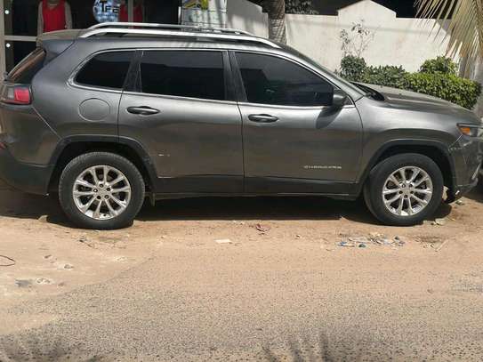 Jeep Cherokee image 3