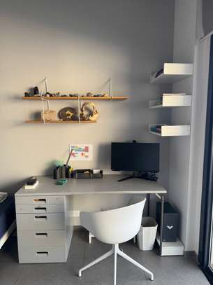 Bureau en bois gris image 3