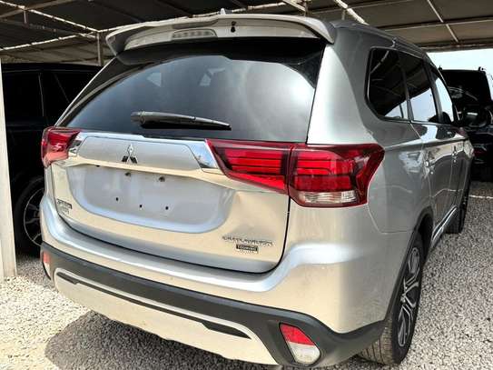 Mitsubishi Outlander image 10