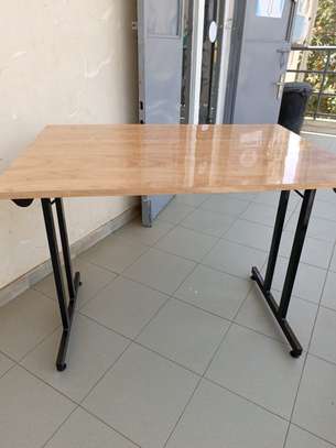 Table pliable bois clair pieds métal pour petits espaces image 1