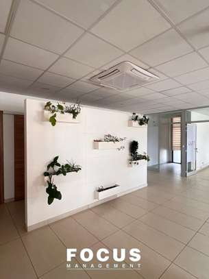 Plateaux de Bureaux modernes avec parking sécurisé image 4
