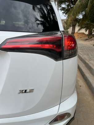 TOYOTA RAV4 XLE image 11