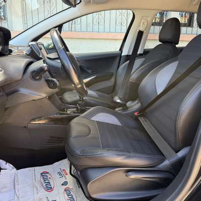 Peugeaut 2008 diesel manuel année 2016 image 7