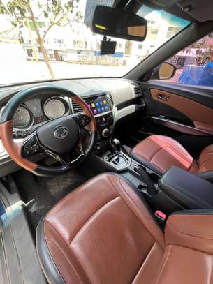 SsangYong Tivoli compacte 5 portes bleu foncé image 4