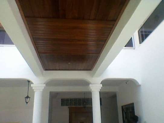 Plafond en bois image 2