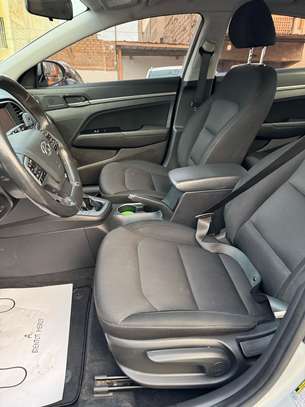 Hyundai Elantra image 5