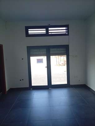 Magasin à Louer 22 m² à Saly, en Face d’Urgences 24 image 2