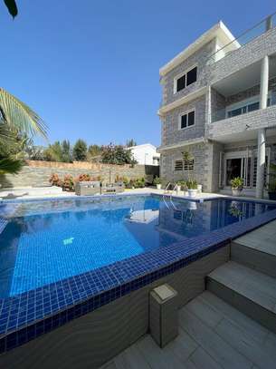 Villa pied dans l'eau de 400m² à vendre à Ngaparou image 10