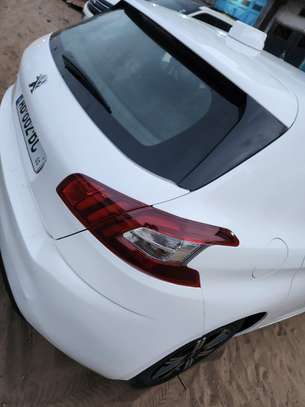 Berline compacte blanche faible kilométrage économique image 5