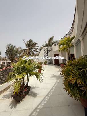 Villa R+2 avec jardin à louer aux almadies image 3