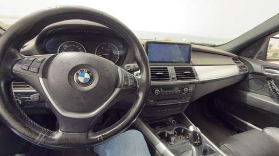 BMW X5 SUV gris métallisé spacieux et performant image 3