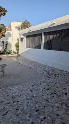 Villa basse de 1000 m² à louer à Dieupeul 1 image 6