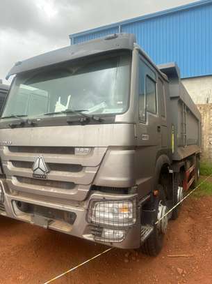 8x4 CAMION BENNE 2024 image 2