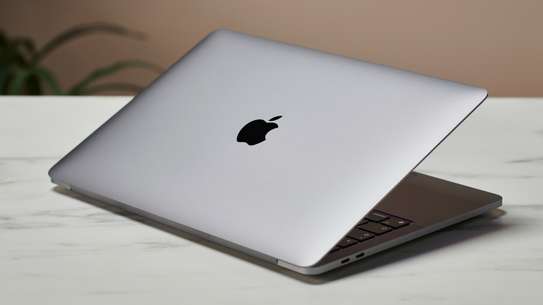 MacBook Pro 2022 13 Pouces - M2 | 16GB RAM | 512 image 3